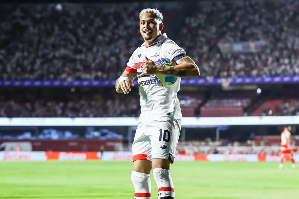 Luciano comemorando gol pelo São Paulo – Foto: Marco Miatelo/AGIF