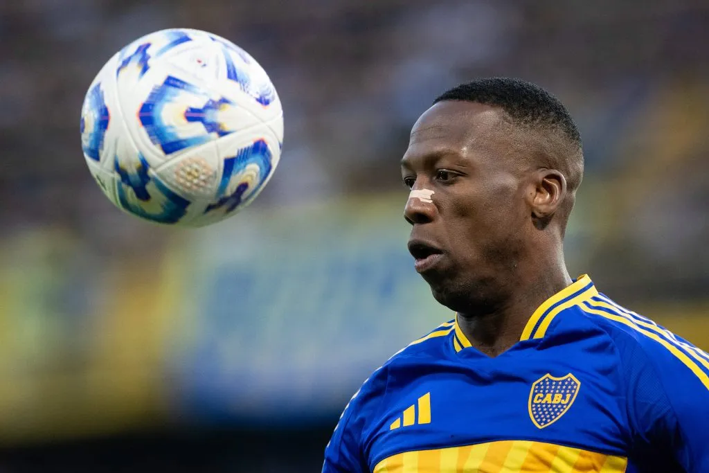 Luis Advíncula em partida pelo Boca Juniors  (Imagem: IMAGO /&nbsp;ZUMA)