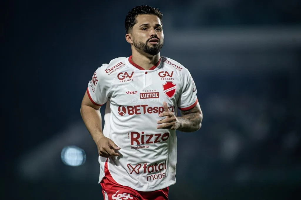 Alesson jogador do Vila Nova-GO durante partida contra o Goiás na Serrinha pelo campeonato Brasileiro B 2024. Foto: Isabela Azine/AGIF