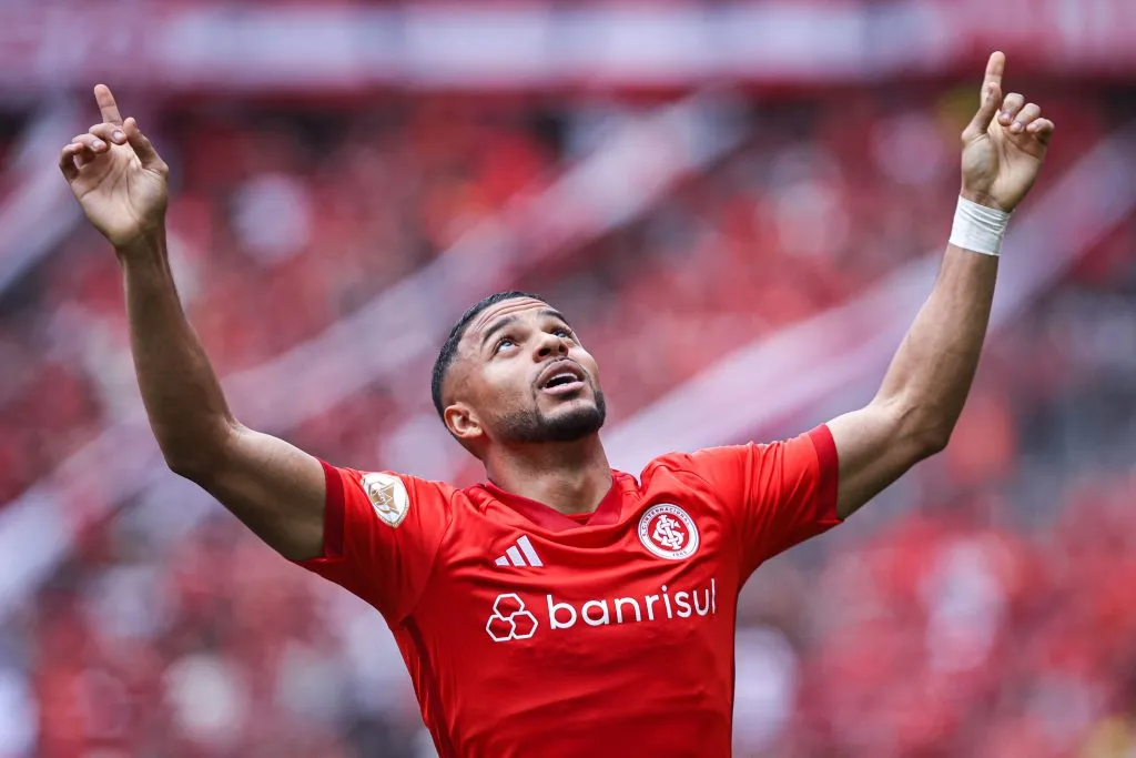 Wanderson jogador do Internacional comemora seu gol durante partida contra o Santos no estadio Beira-Rio pelo campeonato Brasileiro A 2023. Foto: Maxi Franzoi/AGIF