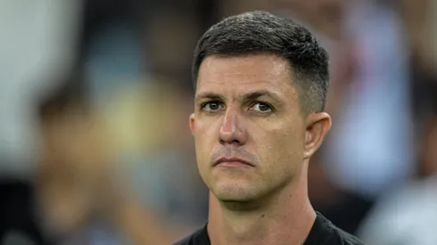 Maurício Barbieri comandando o Vasco durante partida contra o Flamengo (Foto: Thiago Ribeiro/AGIF)