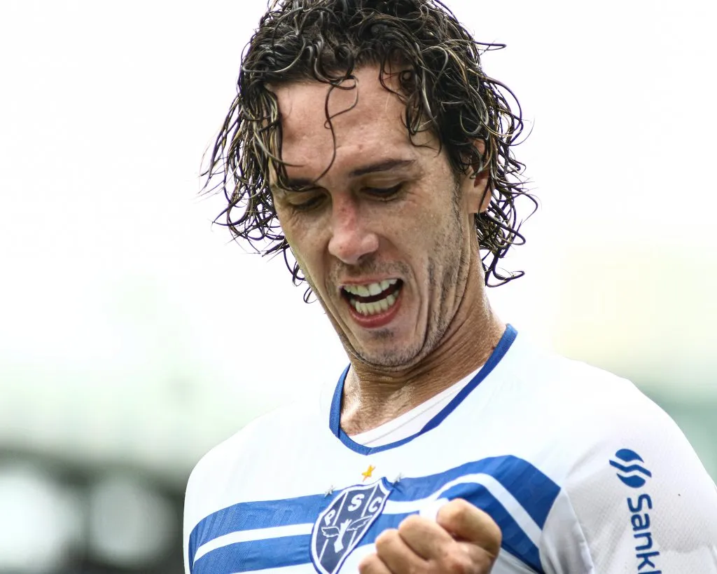Nicolas jogador do Paysandu comemora seu gol durante partida contra o Castanhal no estadio Curuzu pelo campeonato Paraense 2024. Foto: Marcos Junior/AGIF
