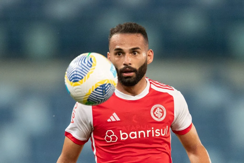 Thiago Maia, jogador do Internacional, durante partida contra o Cuiabá (Foto: Gil Gomes/AGIF)