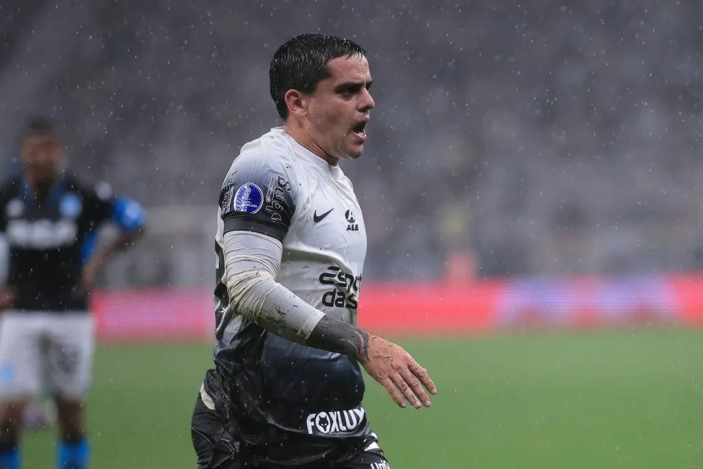 Fagner, jogador do Corinthians, durante partida contra o Racing (Foto: Ettore Chiereguini/AGIF)