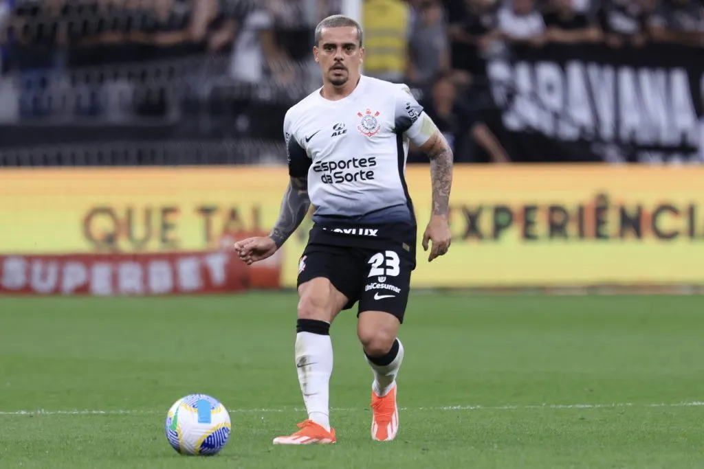 Fagner durante partida contra o Juventude no Campeonato Brasileiro A 2024. Foto: Marcello Zambrana/AGIF
