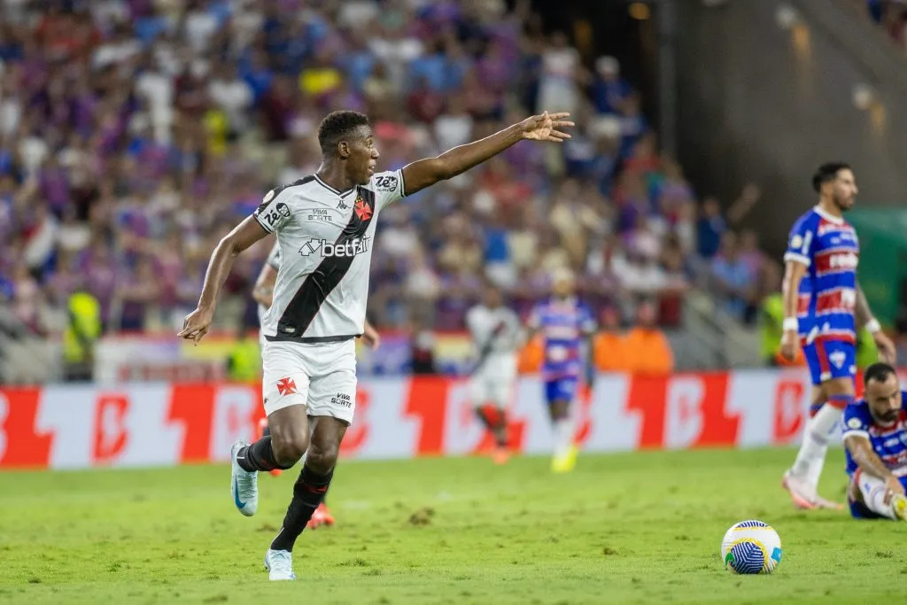 CE – FORTALEZA – 09/11/2024 – BRASILEIRO A 2024, FORTALEZA X VASCO – leo Pele jogador do Vasco durante partida contra o Fortaleza no estadio Arena Castelao pelo campeonato Brasileiro A 2024. Foto: Baggio Rodrigues/AGIF