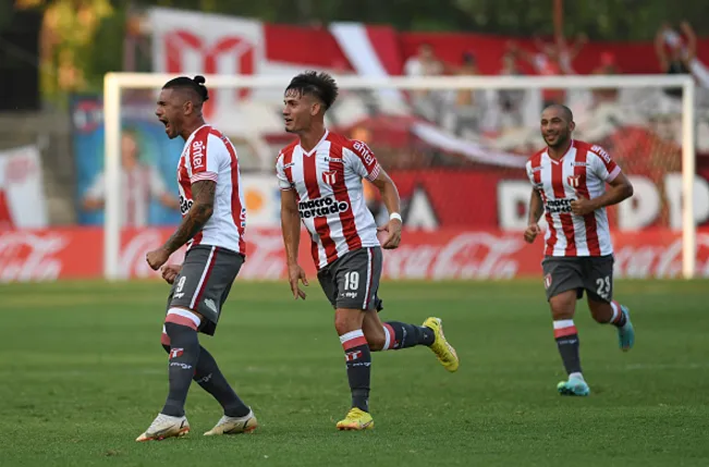 Joaquín Lavega (ao centro) atuando no River Plate-URU – (Photo by Sandro Pereyra/Agencia Gamba/Getty Images)