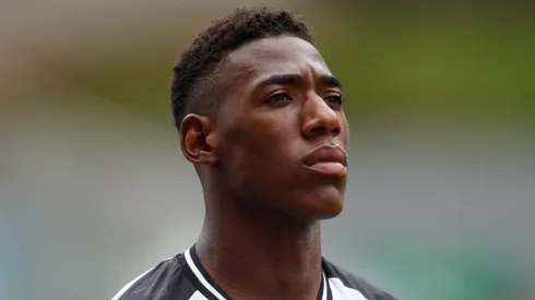 Léo é o novo reforço do Athletico.