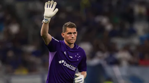 Rafael Cabral, jogador do Cruzeiro, disputa lance (Foto: Gilson Lobo/AGIF)
