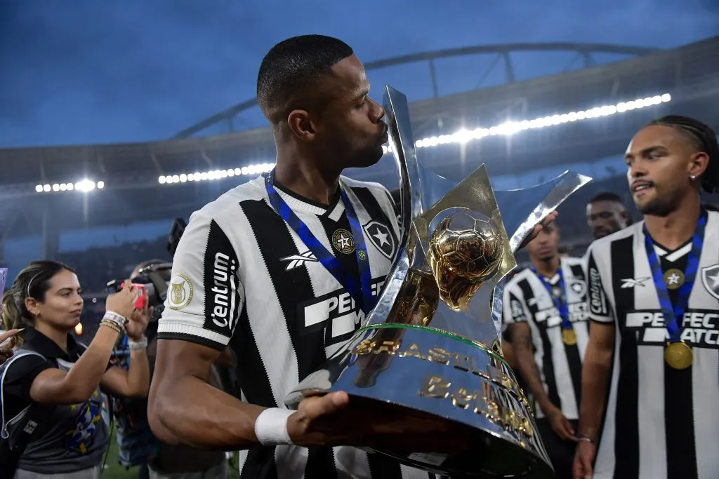 RJ – RIO DE JANEIRO – 08/12/2024 – BRASILEIRO A 2024, BOTAFOGO X SAO PAULO – Junior  Santos jogador do Botafogo levanta a taca de campeao durante cerimonia de premiacao ao final da partida contra o Sao Paulo no estadio Engenhao pela decisao do campeonato Brasileiro A 2024. Foto: Thiago Ribeiro/AGIF
