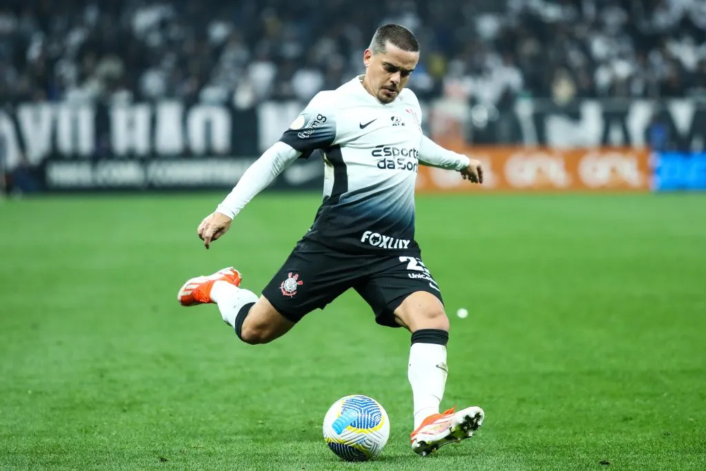 Fagner durante partida contra o Bragantino no Campeonato Brasileiro A 2024. Foto: Marco Miatelo/AGIF