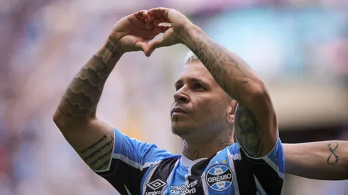 Soteldo, jogador do Grêmio, comemorando seu gol durante partida contra o Atletico-GO pelo Brasileirão Betano.