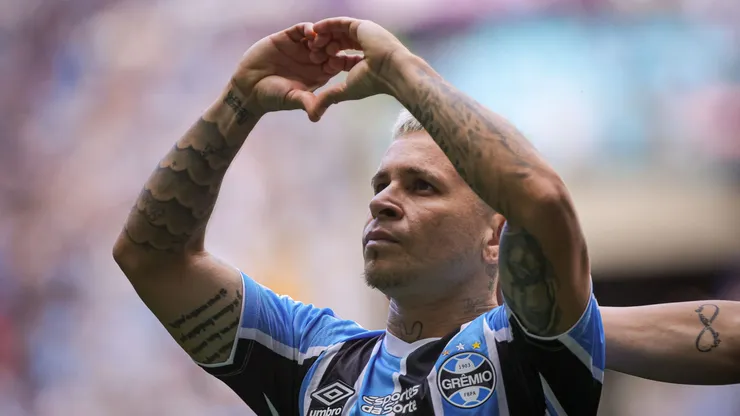 Soteldo, jogador do Grêmio, comemorando seu gol durante partida contra o Atletico-GO pelo Brasileirão Betano.