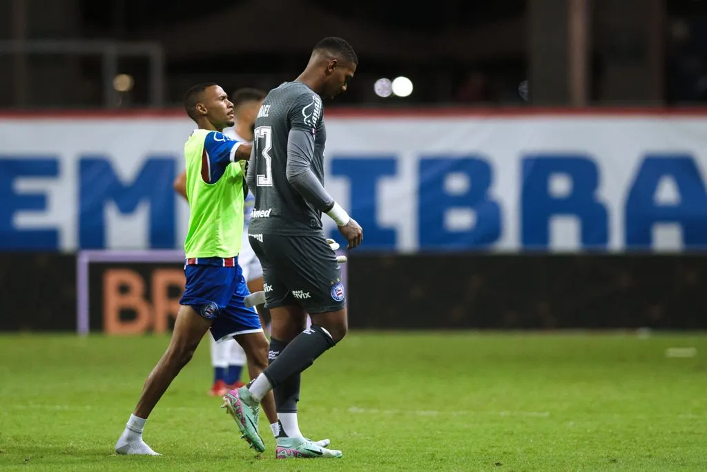 Adriel, jogador do BAHIA, lamenta durante partida contra o JEQUIE, apos falhar em alguns lances e ser vaiado pelos torcedores no estadio Arena Fonte Nova pelo campeonato Baiano 2024. Foto: Walmir Cirne/AGIF
