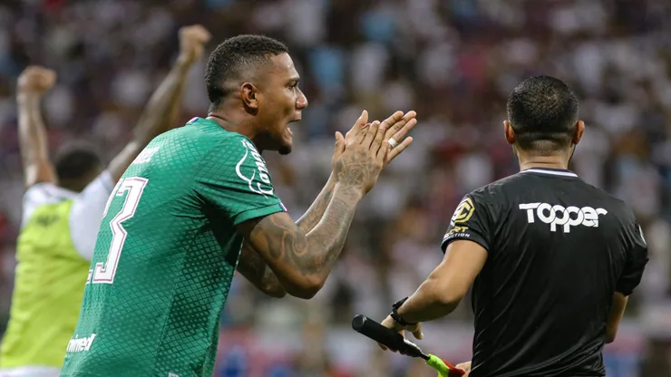 Adriel jogador do Bahia reclama com a arbitragem durante partida contra o Vitoria no estadio Arena Fonte Nova pelo campeonato Baiano 2024.