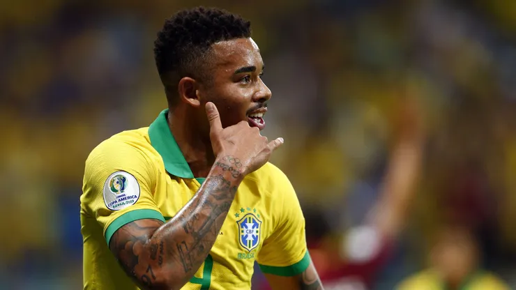 Gabriel Jesus jogador do Brasil disputa lance com jogador do Venezuela durante partida no estadio Fonte Nova pelo campeonato Copa America 2019.