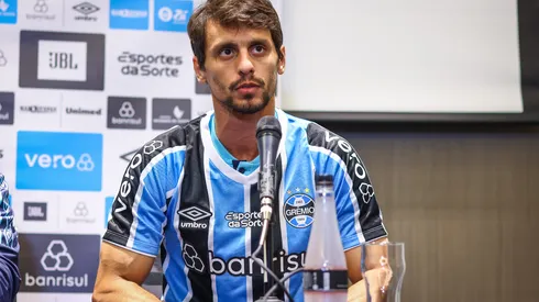 FOTO: LUCAS UEBEL/GREMIO FBPA – Rodrigo Caio durante entrevista de apresentação no Grêmio.