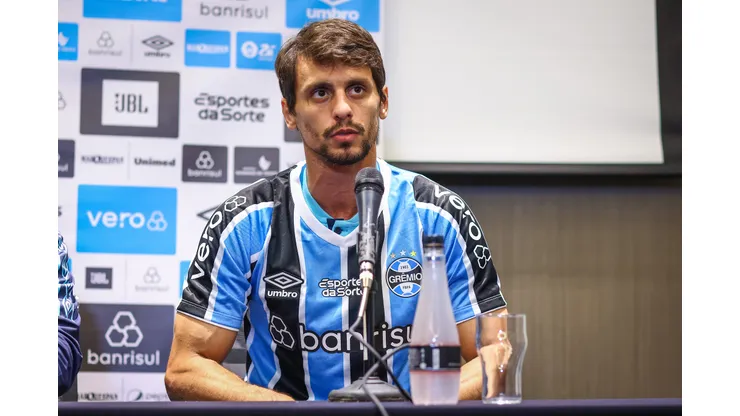 FOTO: LUCAS UEBEL/GREMIO FBPA - Rodrigo Caio durante entrevista de apresentação no Grêmio.