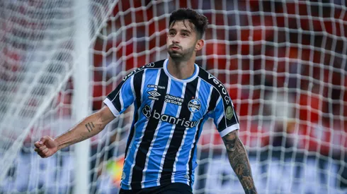 Mathias Villasanti, jogador do Grêmio, comemora seu gol contra o Internacional (Foto: Maxi Franzoi/AGIF)