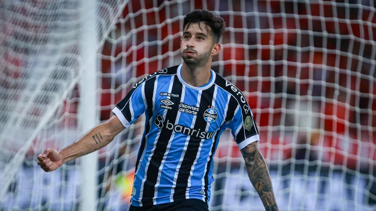 Mathias Villasanti, jogador do Grêmio, comemora seu gol contra o Internacional (Foto: Maxi Franzoi/AGIF)