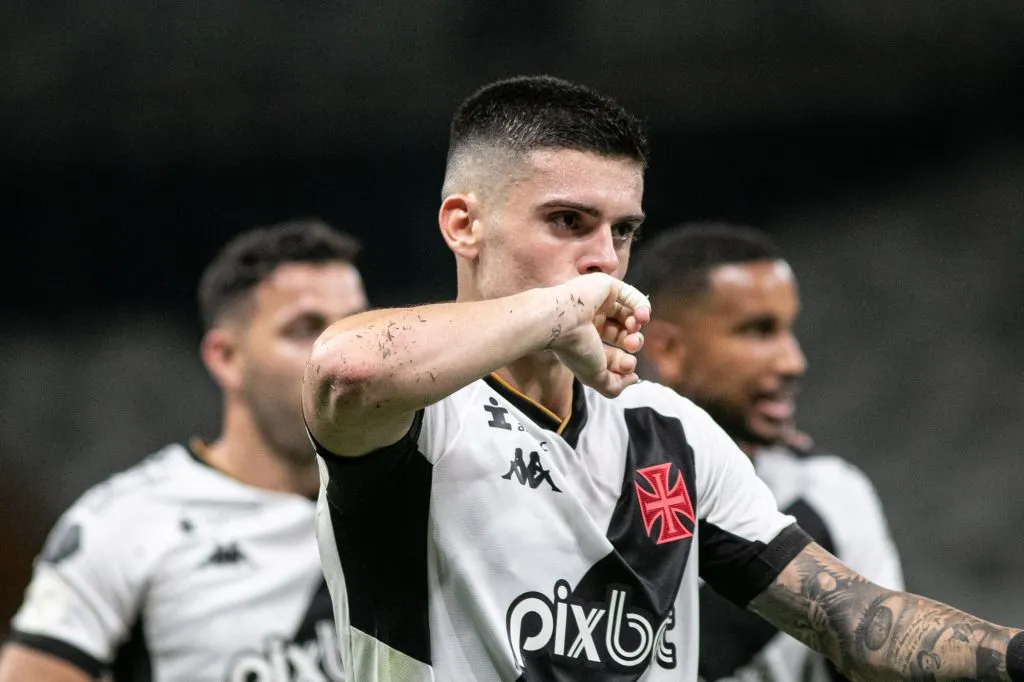MG – BELO HORIZONTE – 22/11/2023 – BRASILEIRO A 2023, CRUZEIRO X VASCO – Gabriel Pec jogador do Vasco comemora seu gol durante partida contra o Cruzeiro no estadio Mineirao pelo campeonato Brasileiro A 2023. Foto: Fernando Moreno/AGIF