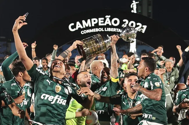 Jogadores do Palmeiras comemorando titulo de campeão durante cerimonia de premiação após vitória contra o Flamengo em partida no estádio Centenário pela decisão do campeonato Copa Libertadores 2021. Foto: Ettore Chiereguini/AGIF