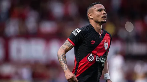 Luiz Fernando jogador do Atletico-GO comemora seu gol durante partida contra o Aparecidense no estadio Antonio Accioly pelo campeonato Goiano 2023. Foto: Heber Gomes/AGIF