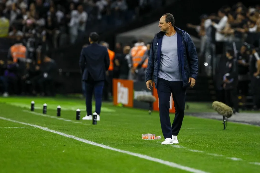 Rogério Ceni durante confronto contra o Corinthians no Brasileirão 2024. Foto: Marco Miatelo/AGIF