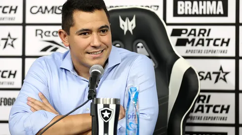 Foto: Vitor Silva/Botafogo – Pedro Martins, diretor do Botafogo, durante entrevista coletiva.