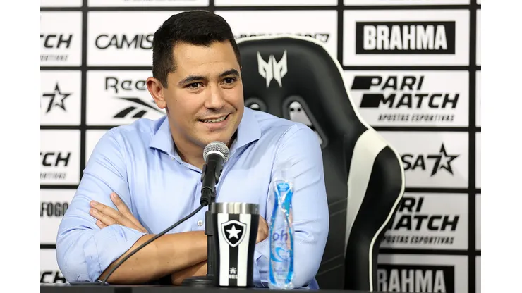 Foto: Vitor Silva/Botafogo - Pedro Martins, diretor do Botafogo, durante entrevista coletiva.