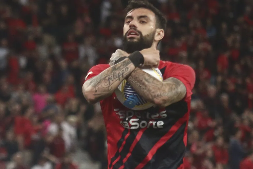 Mastriani comemorando gol durante partida contra o Criciúma no Campeonato Brasileiro A 2024. Foto: Gabriel Rosa Machado/AGIF