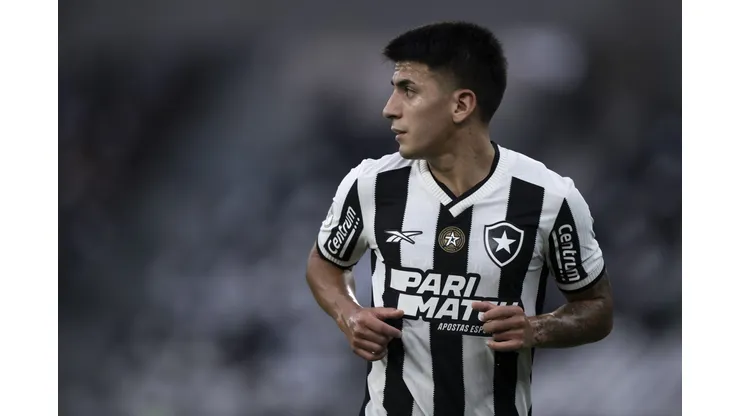 Thiago Almada durante confronto contra o Cuiabá no Brasileirão 2024.