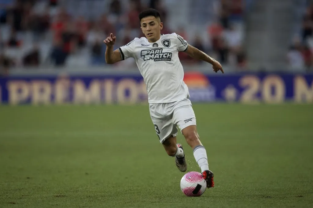 Thiago Almada durante confronto contra o Athletico-PR no Brasileirão 2024. Foto: Hedeson Alves/AGIF