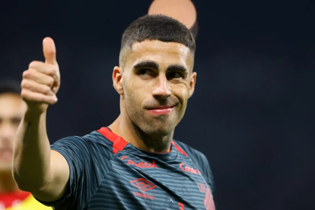 Gabriel durante aquecimento antes da partida contra o Corinthians no Campeonato Brasileiro A 2024. Foto: Joisel Amaral/AGIF