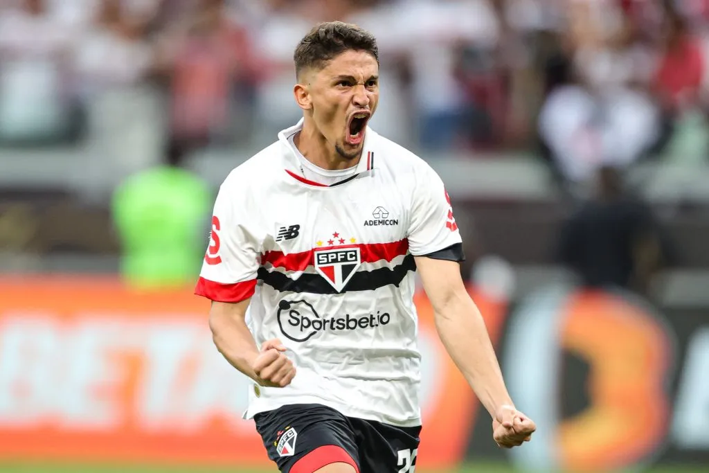 Pablo Maia comemorando gol marcado em cobrança de pênalti contra o Palmeiras na decisão da Supercopa 2024. Foto: Gilson Lobo/AGIF