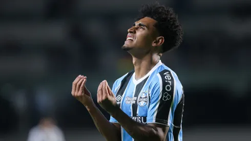 Du Queiroz, jogador do Grêmio, durante partida contra o The Strongest, pela Copa Libertadores de 2024.