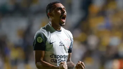 Matheuzinho durante confronto contra o Criciúma no Brasileirão 2024.