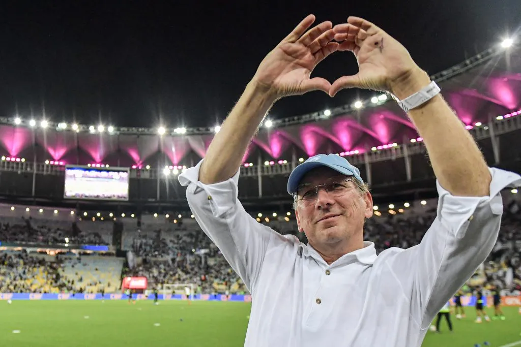 John Textor, presidente do Botafogo, acenando para a torcida do clube. Foto: Thiago Ribeiro/AGIF