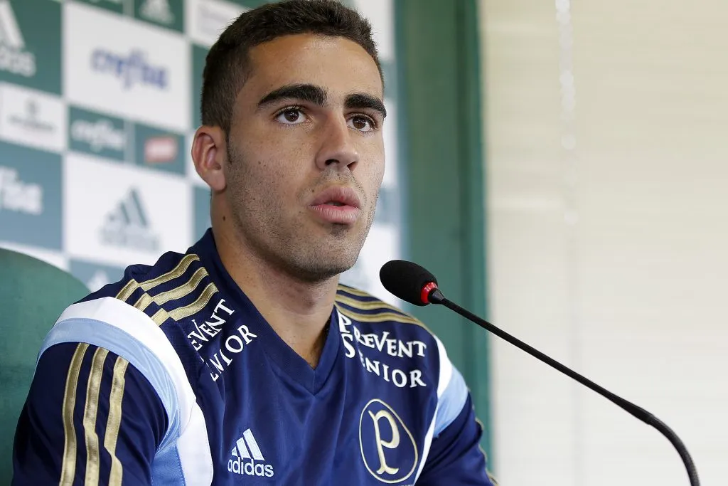 SAO PAULO – SP – 17/03/2015 – TREINO DO PALMEIRAS – volante Gabriel durante coletiva de imprensa no Palmeiras no CT Academia de Futebol – Barra Funda. Foto: Daniel Vorley/AGIF.