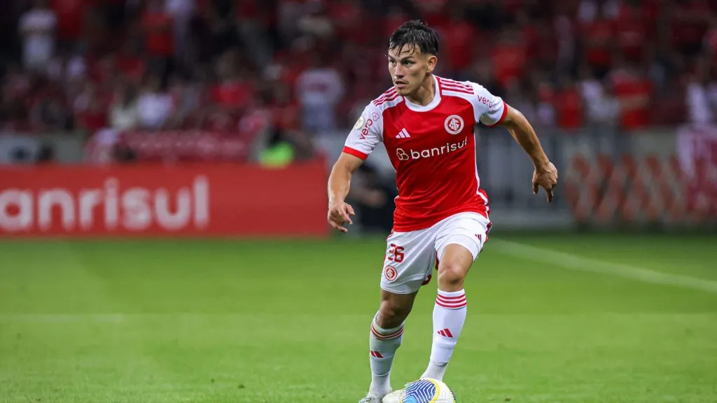 Inter sonda lateral para o lugar de Bernabei (Imagem: Maxi Franzoi/AGIF)