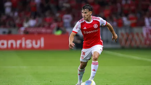 Bernabei, jogador do Internacional durante partida contra o Vitória (Foto: Maxi Franzoi/AGIF)