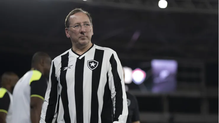 John Textor, dono da SAF do Botafogo, antes da partida contra o Vitória, pelo Brasileirão Betano.