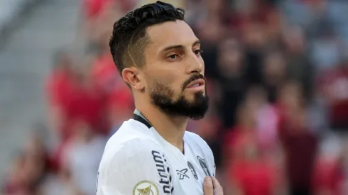 Alex Telles jogador do Botafogo durante execucao do hino nacional antes da partida contra o Athletico-PR no estadio Arena da Baixada pelo campeonato Brasileiro A 2024.