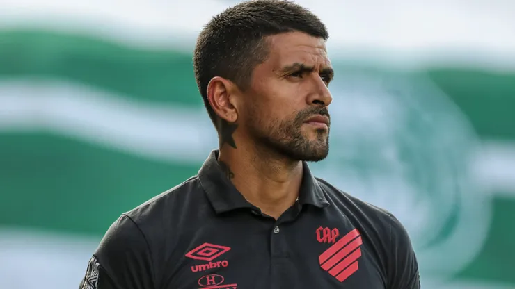 Lucho González, técnico do Athletico, durante partida contra o Coritiba, pelo Campeonato Paranaense de 2022.