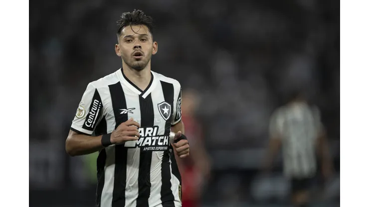 RJ - RIO DE JANEIRO - 19/06/2024 - BRASILEIRO A 2024, BOTAFOGO X ATHLETICO-PR - Oscar Romero jogador do Botafogo durante partida contra o Athletico-PR no estadio Engenhao pelo campeonato Brasileiro A 2024. Foto: Jorge Rodrigues/AGIF