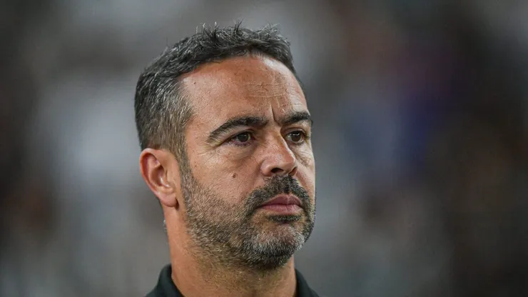 Artur Jorge tecnico do Botafogo durante partida contra o Athletico-PR no estadio Engenhao pelo campeonato Brasileiro A 2024.