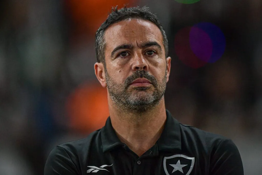 Artur Jorge tecnico do Botafogo durante partida contra o Athletico-PR no estadio Engenhao pelo campeonato Brasileiro A 2024. Foto: Thiago Ribeiro/AGIF