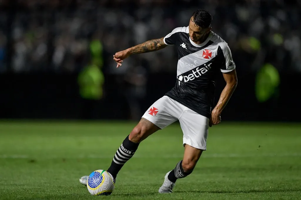 – Souza jogador do Vasco durante partida contra o Bragantino em São Januário pelo campeonato Brasileiro A 2024. Foto: Thiago Ribeiro/AGIF