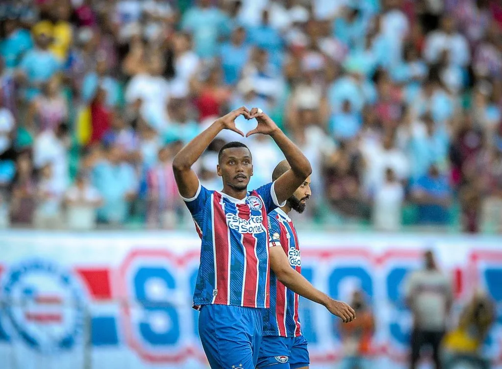 Rezende, jogador do Bahia, comemora seu gol durante partida contra o Bragantino (Foto: Jhony Pinho/AGIF)