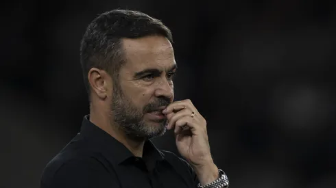Artur Jorge, técnico do Botafogo. durante partida contra o Vitória (Foto: Jorge Rodrigues/AGIF)